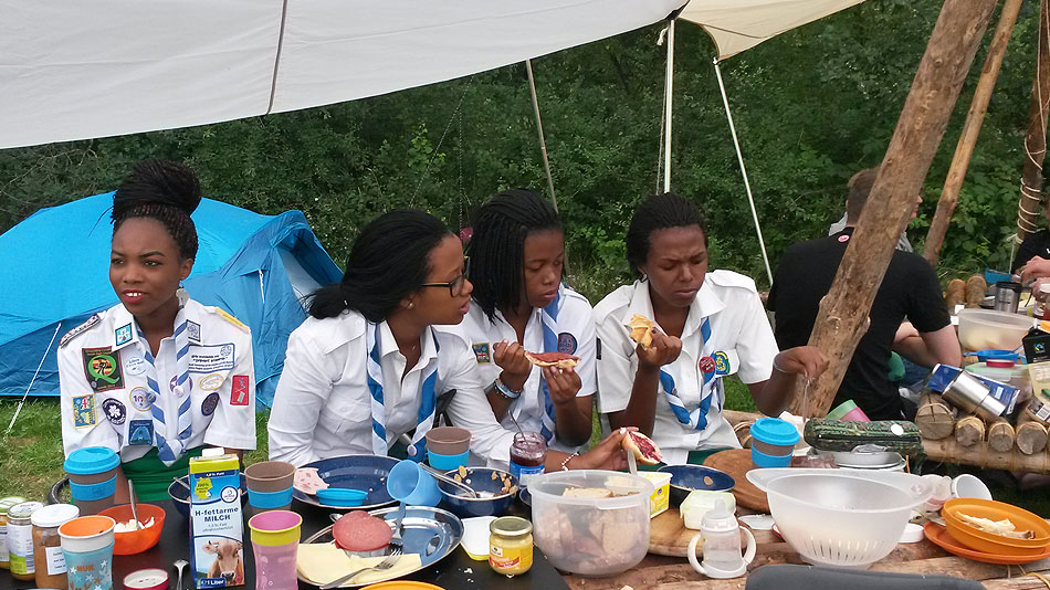 Les participants mangent ensemble pendant le camp en Allemagne.