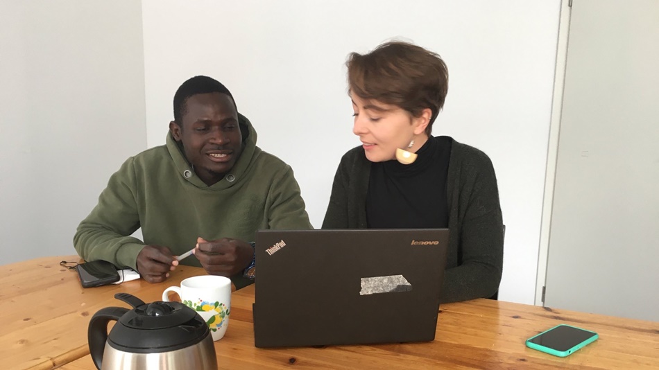 Das Bild zeigt Svenja und ihren Austauschpartner Solomon vor einem aufgeklappten Laptop.