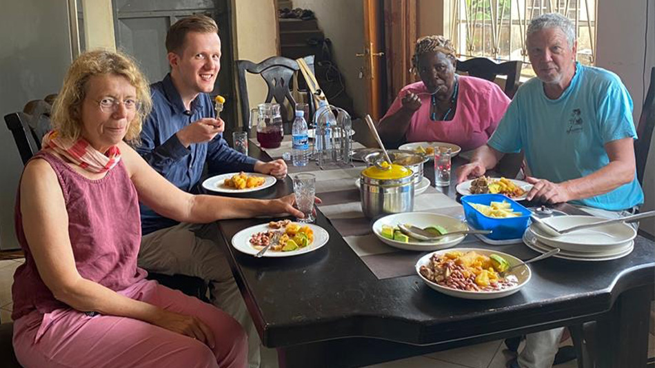 Das Foto zeigt vier Personen beim gemeinsamen Essen, unter anderem Jonas und seinen Tandempartner.