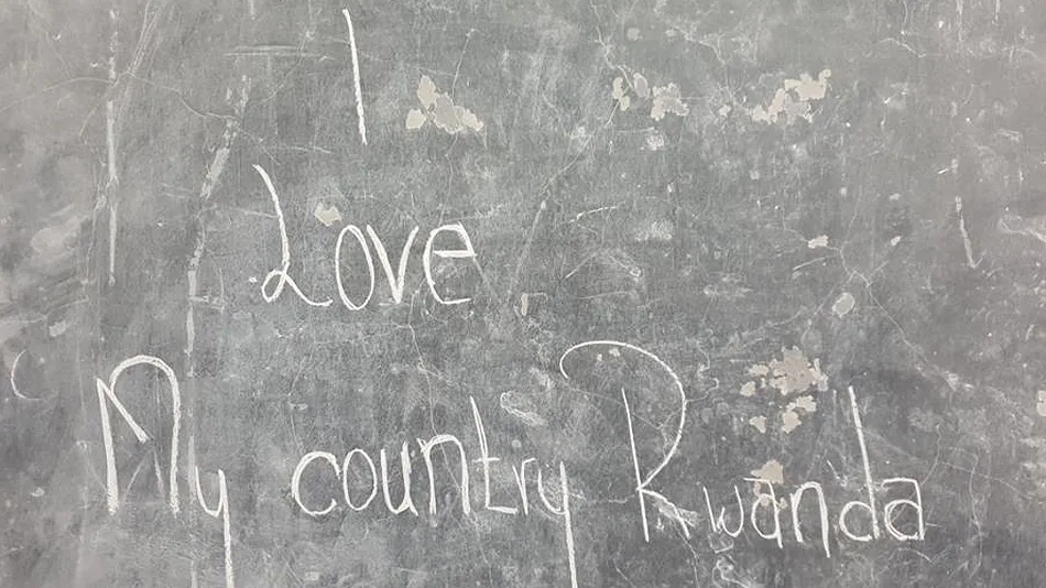 Tafel mit der Aufschrift: „I love my country Rwanda.“