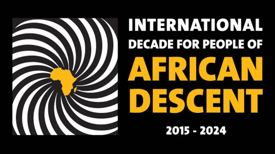 Auf dieser rechteckigen Grafik ist auf der linken Seite in gelber Farbe der afrikanische Kontinent dargestellt, von dem, windblumen-förmig, schwarz-weißen Strahlen ausgehen. Rechts steht: „International Decade for People of African Descent, 2015 – 2024“.