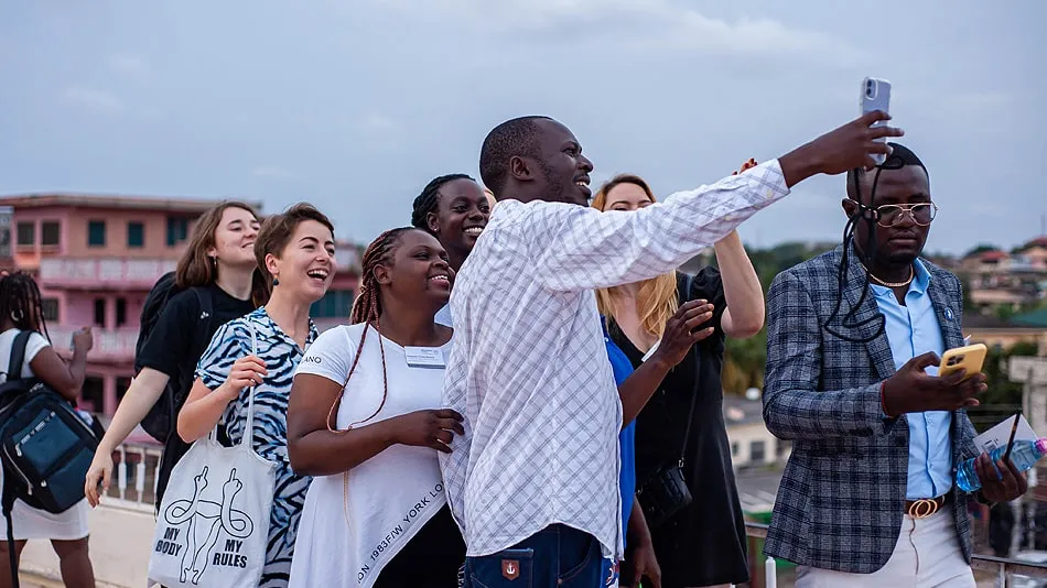 La photo montre un groupe de participant·e·s en train de prendre un selfie sur la terrasse de toit de Solar Taxi.